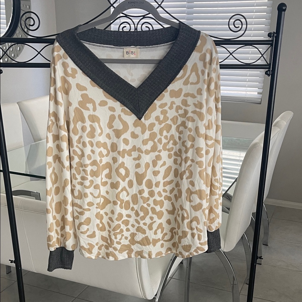 BiBi Cream and Gray Animal Print V-Neck Top
